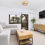 Apartment Home2book Charming Poolside Retreat